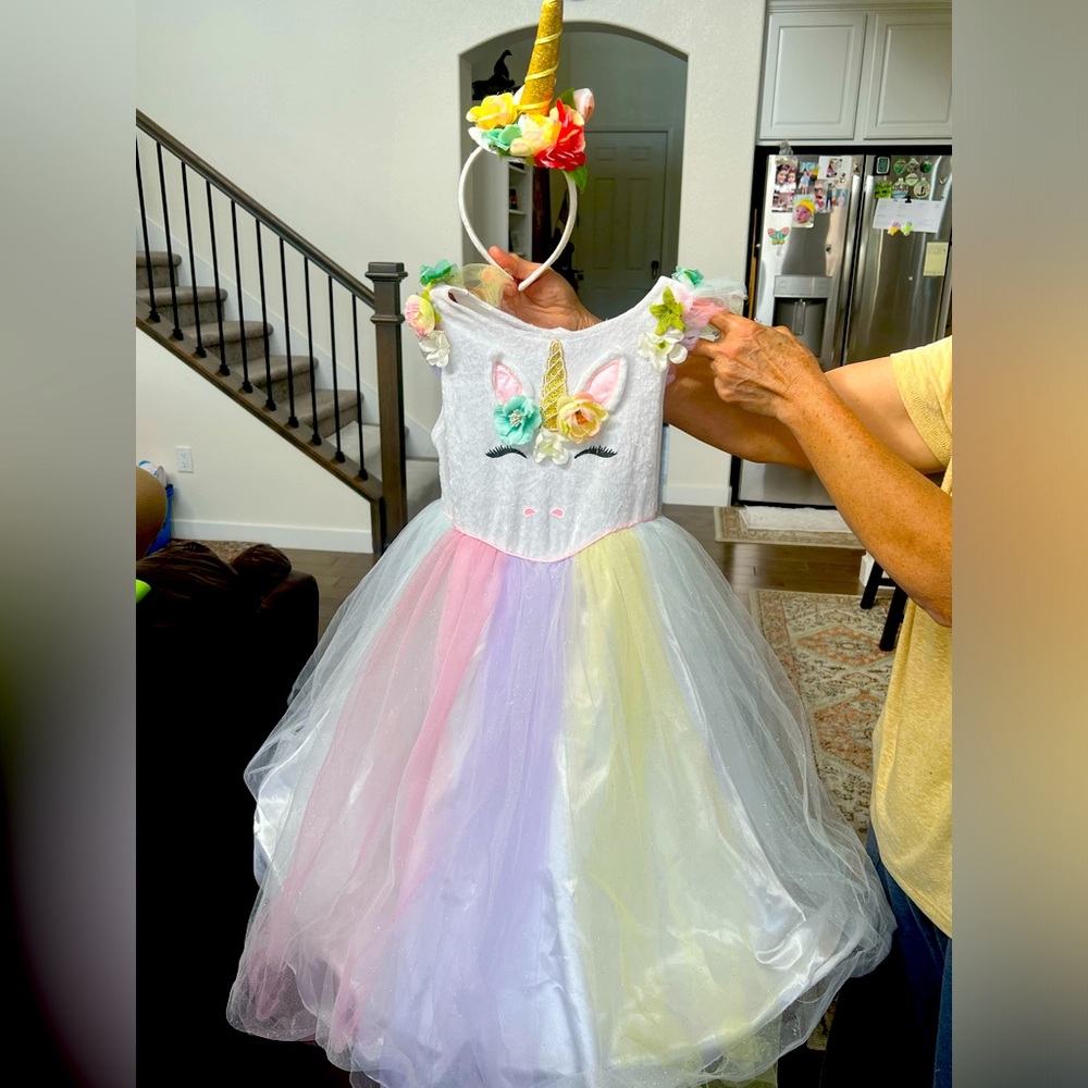 Girls unicorn costume size 3-4. Used once.